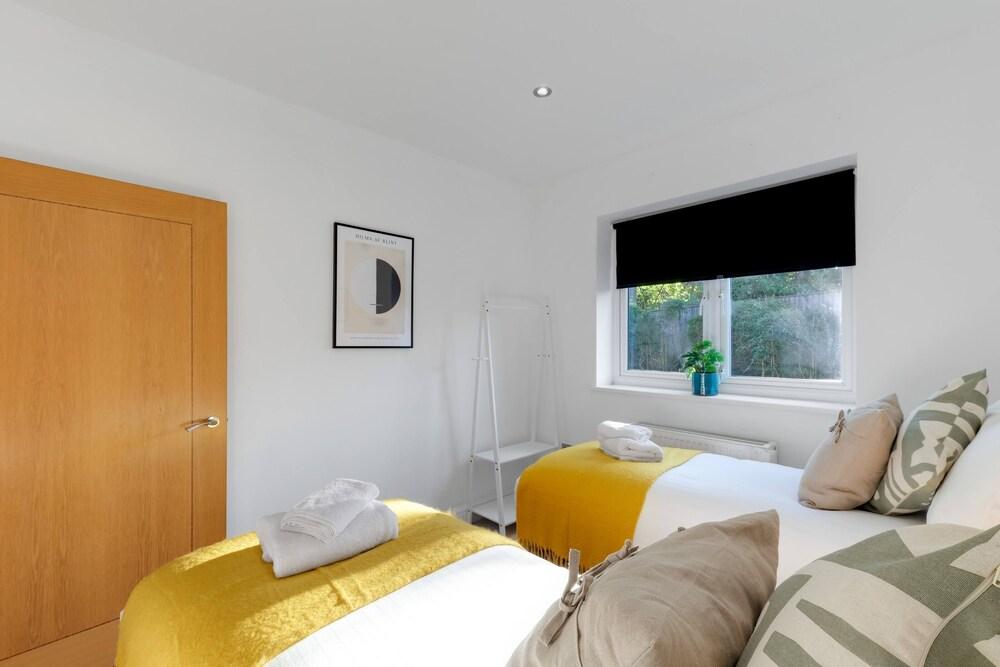 Quirky 3 Bdr 2 Bath Cottage with Parking