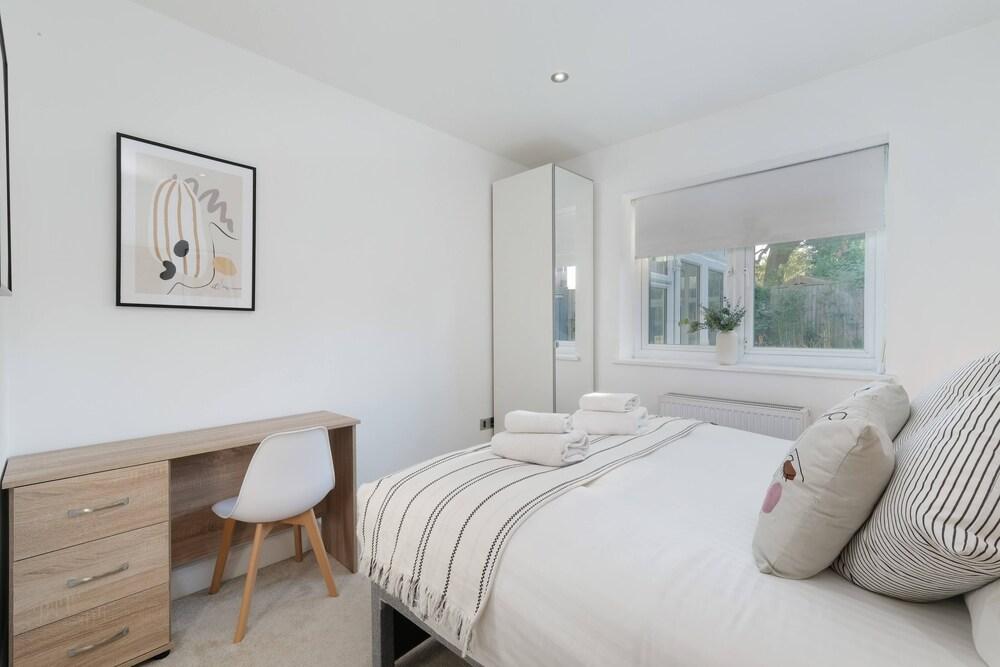 Quirky 3 Bdr 2 Bath Cottage with Parking