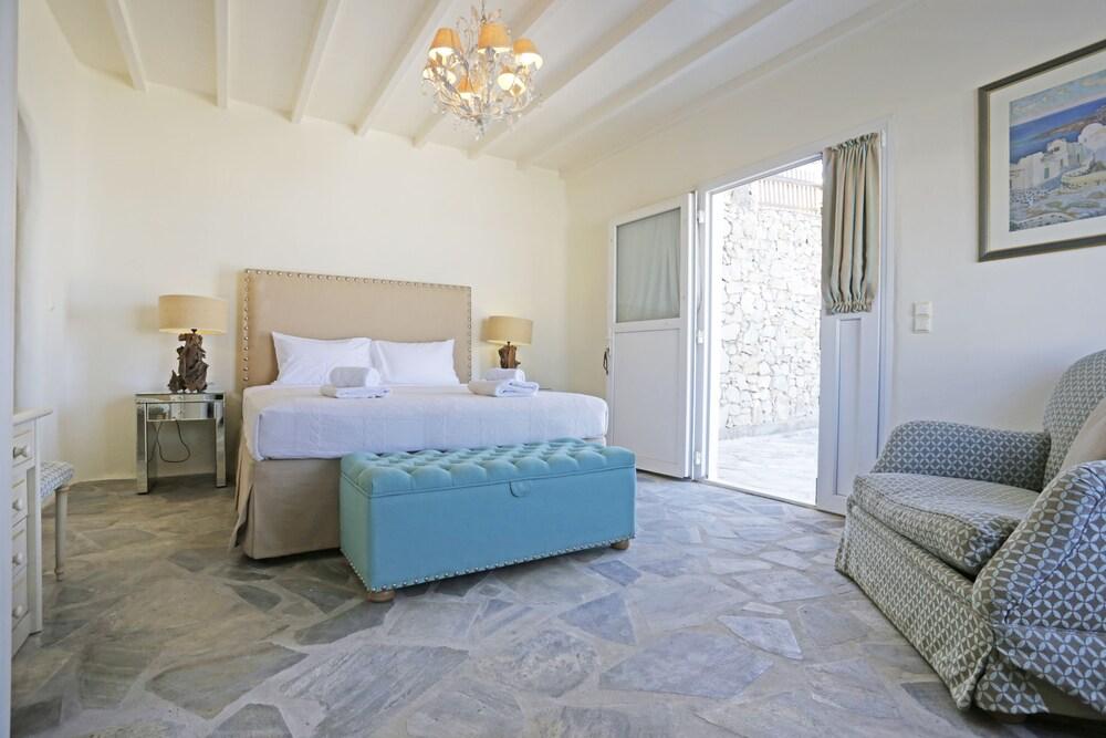 Gorgeous Studio Aqua Mare