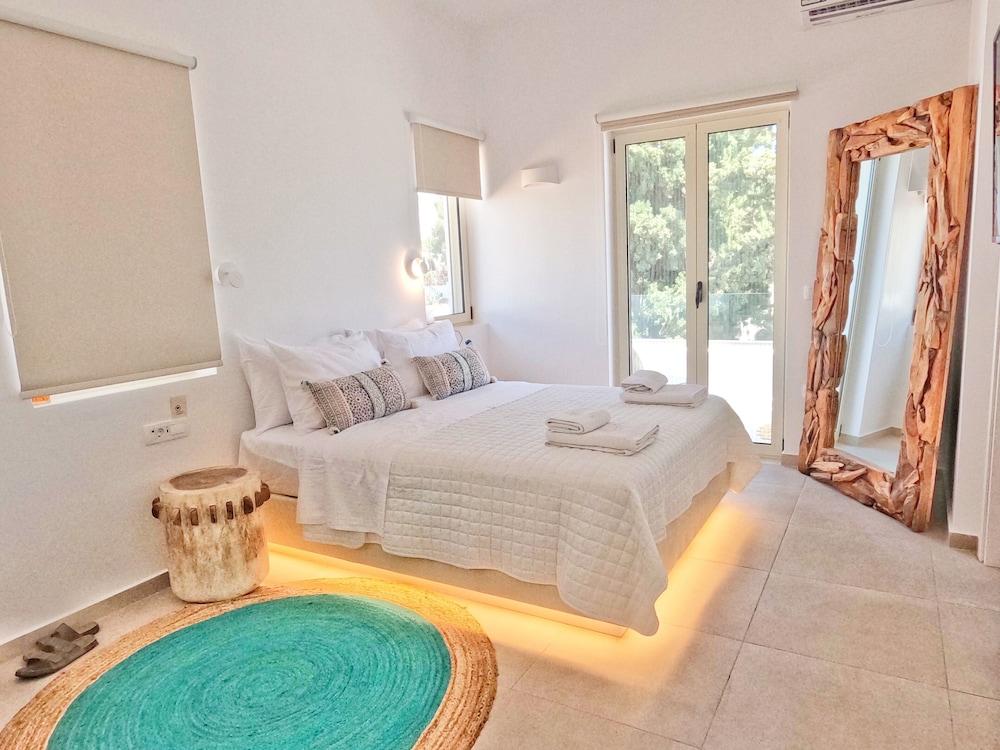 THEALOS SANTORINI close to square