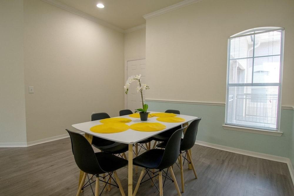 Upscale Modern Resort-style Retreat Great Location