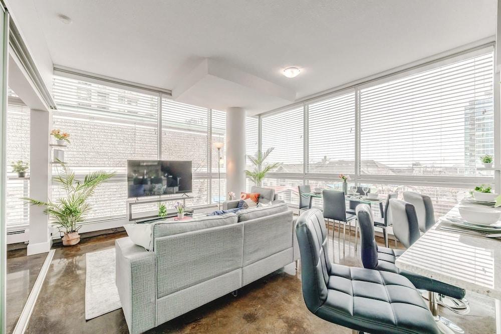 Upscale 2BR Condo - King Bed - Stunning City Views