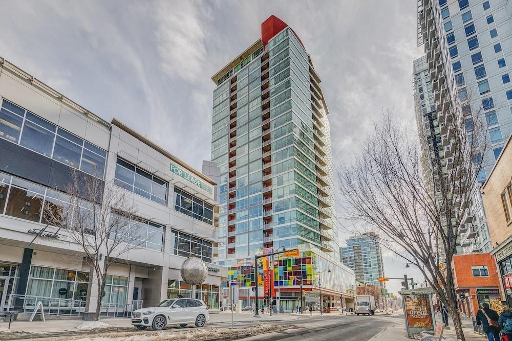 Upscale 2BR Condo - King Bed - Stunning City Views