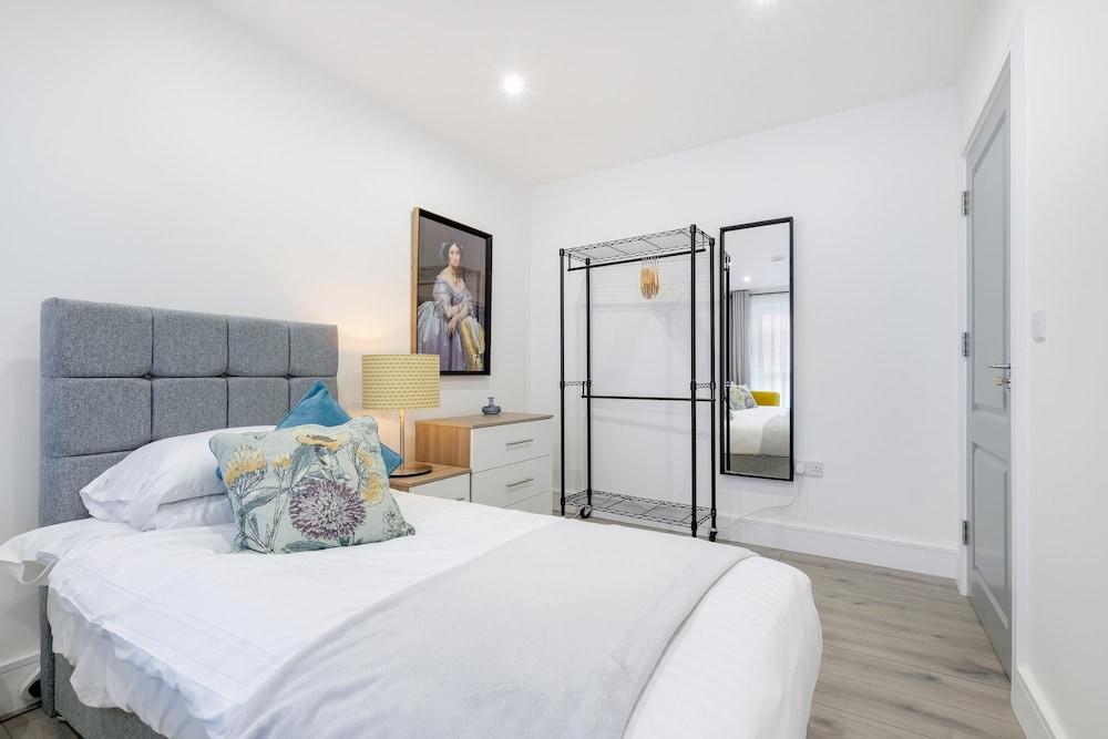 Luxury 1 & 2 bed Apartment free parking