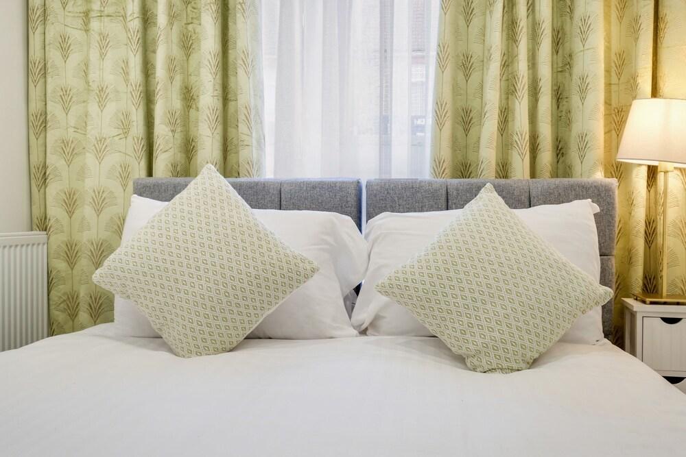 Luxury 1 & 2 bed Apartment free parking