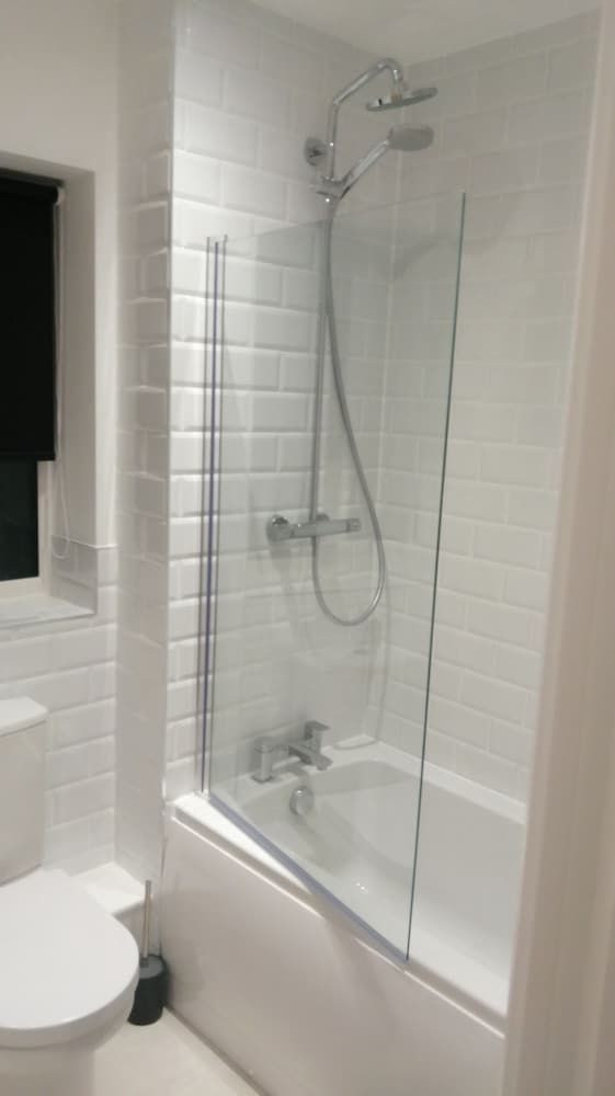 1 Bed Apartment Sleeps 2 - Parking & Wifi