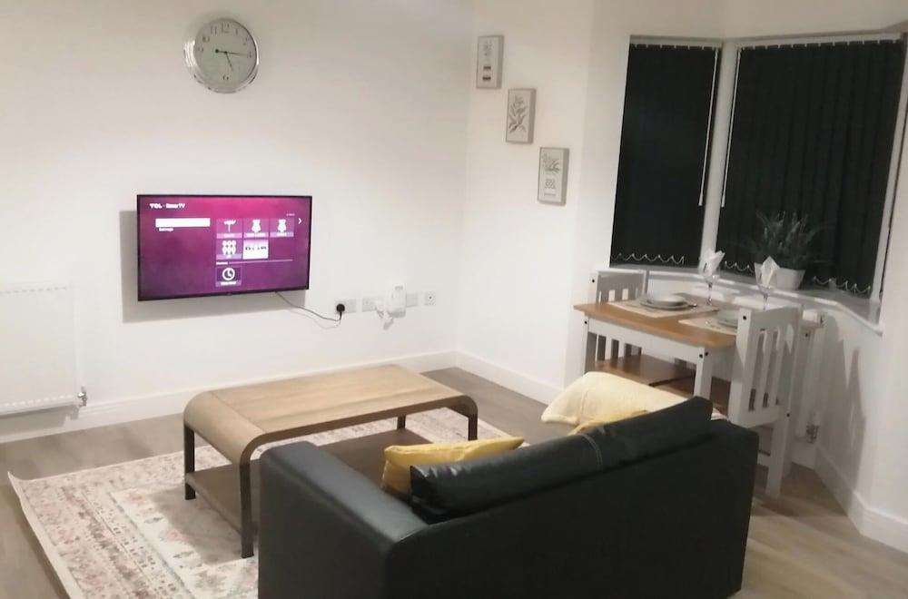 1 Bed Apartment Sleeps 2 - Parking & Wifi