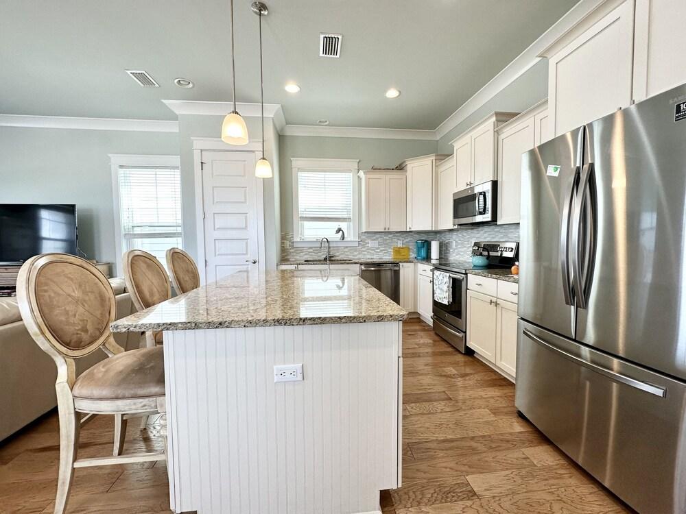 Sunset View 4 Bedroom Home by Redawning