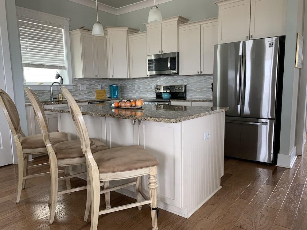 Sunset View 4 Bedroom Home by Redawning