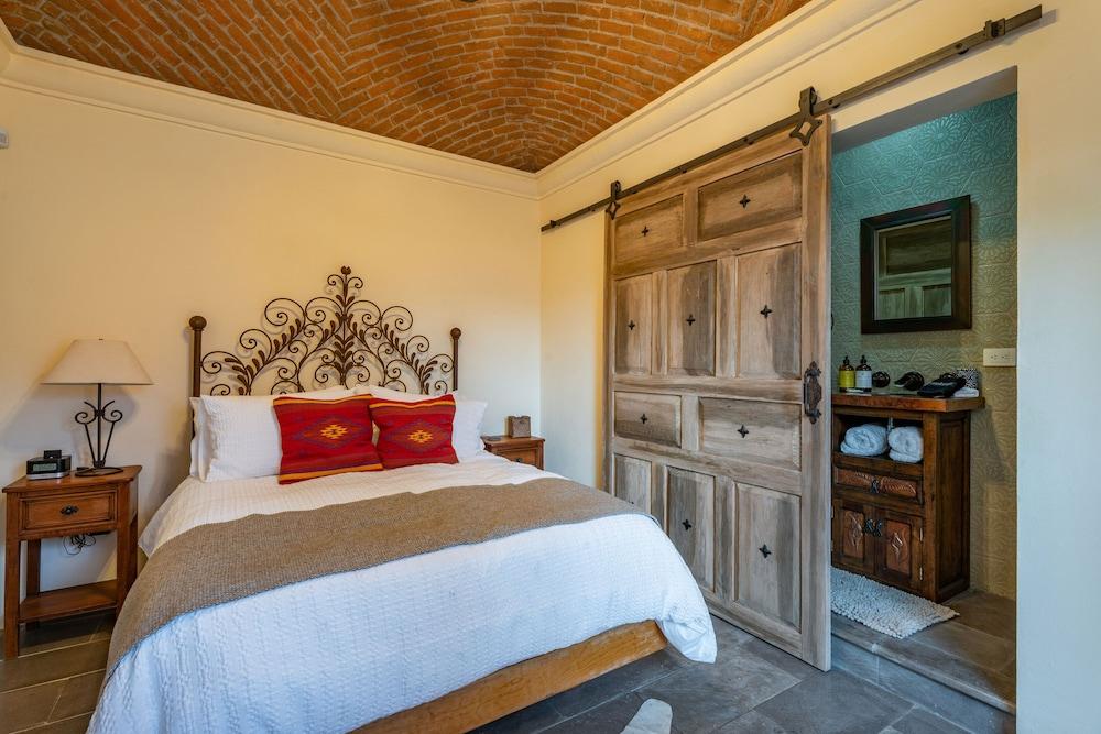 Casa Esperanza, 2BR Designer Charm + Rooftop Views