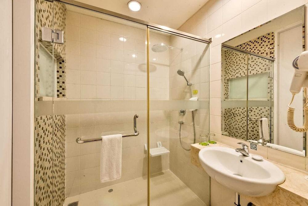 MaxOneHotels Premier Melawai