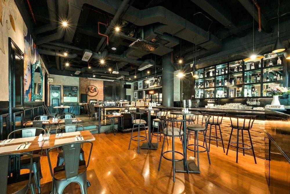 MaxOneHotels Premier Melawai