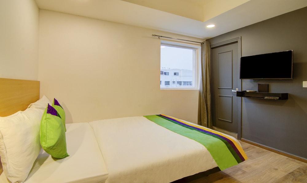 Treebo Trend Apple Tree Express