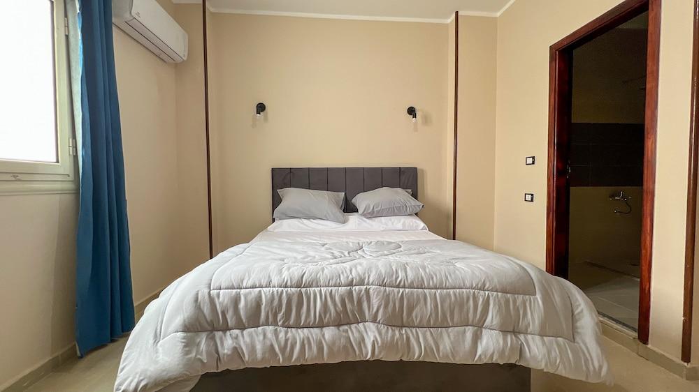 Pyramids Road Guest House