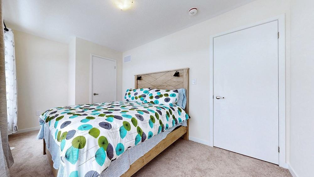 Modern 3-bedroom Oshawa Home
