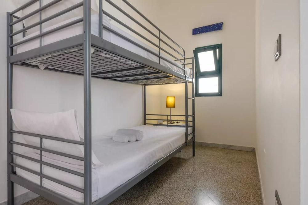 Emerald Residence Sleeps 12 With Sea View