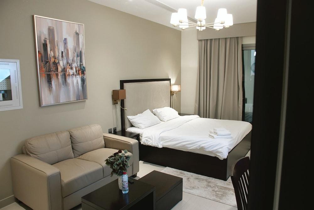 Clever Guest Elite Downtown studio