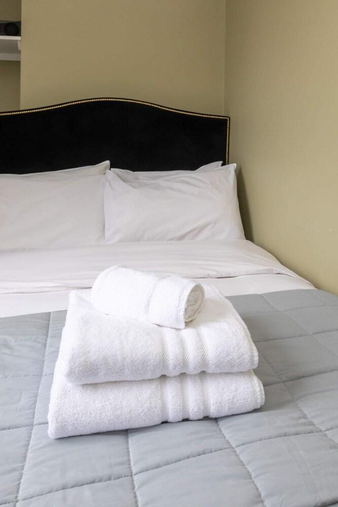 Light & Central 1BD Flat - Dalston