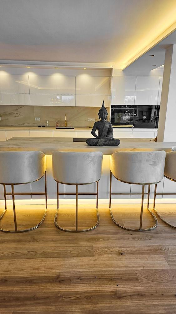 Luxus Neubau 170m2 Loft mit Pool Garten