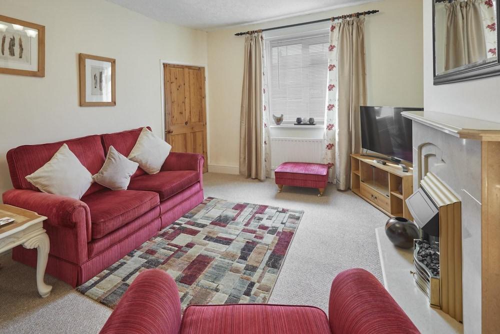 Host Stay Holly Cottage