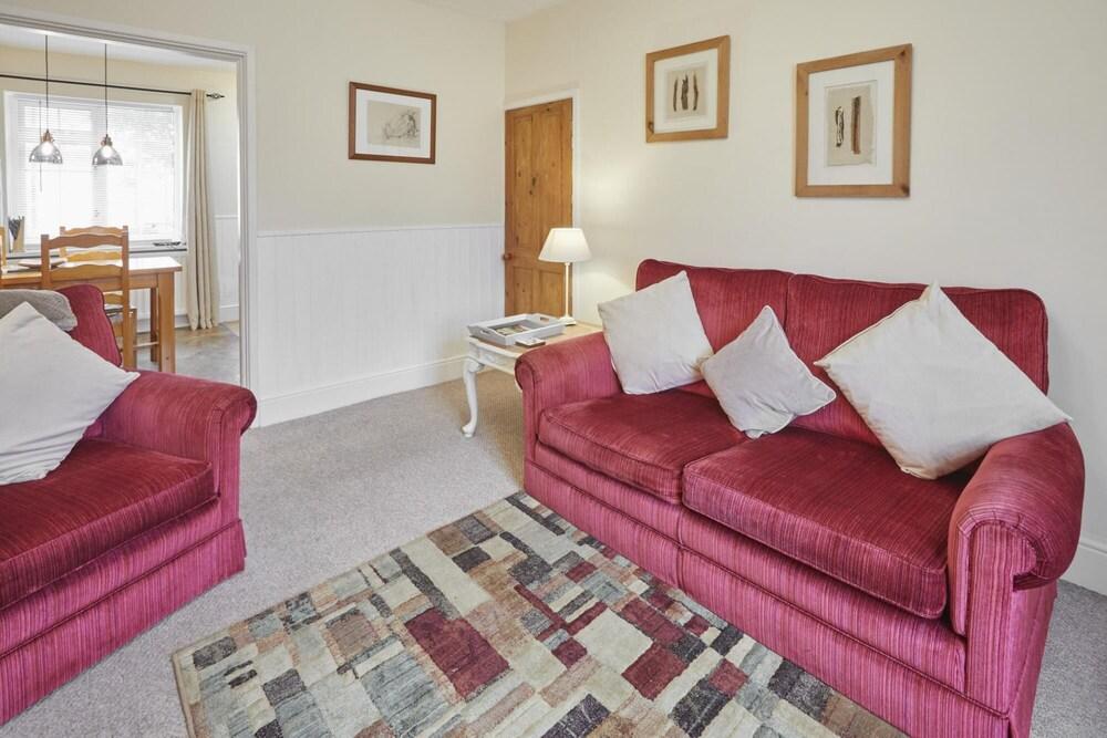 Host Stay Holly Cottage