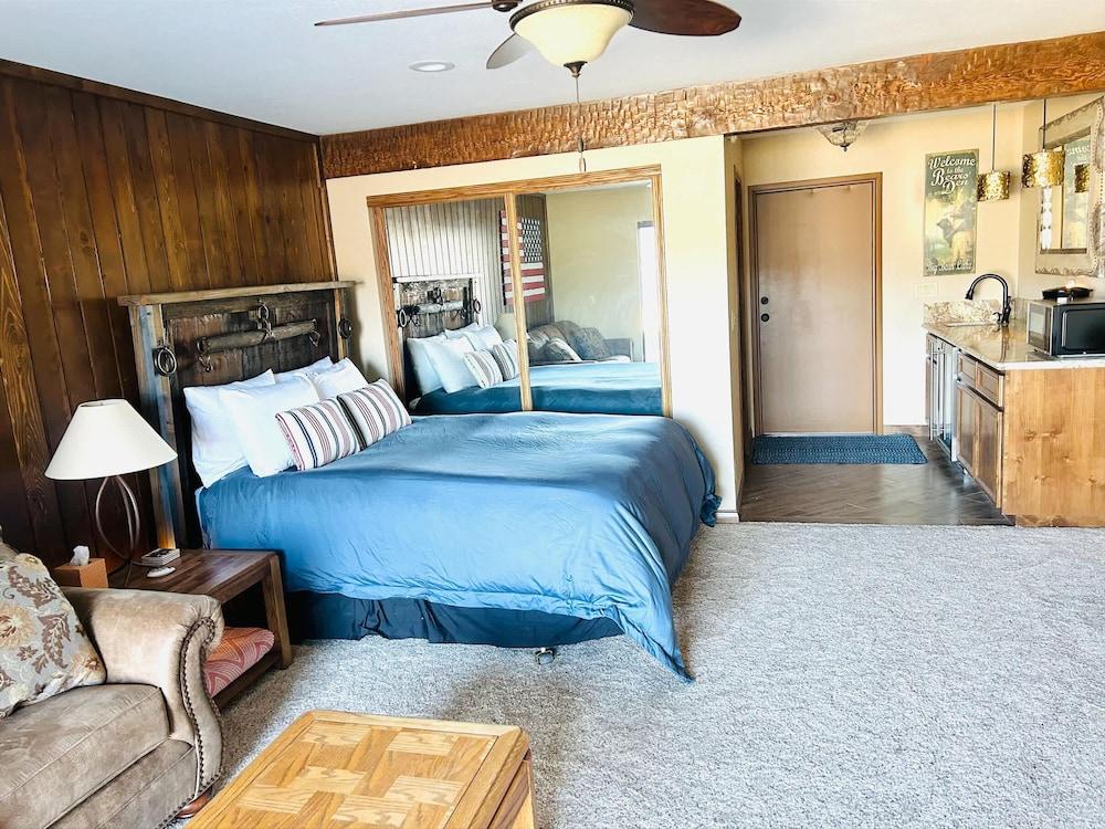 The Adler's Nest Pool and Spa