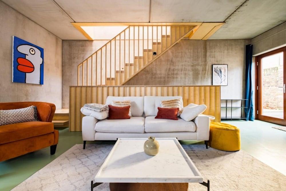 The Victoria Park Sanctuary - Stunning 2bdr Flat