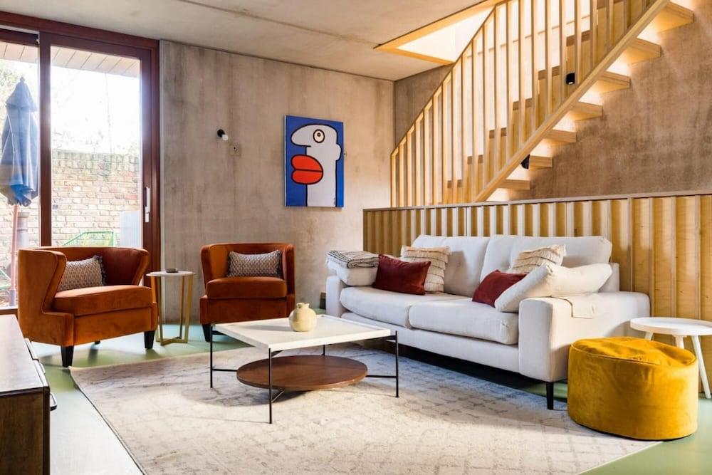 The Victoria Park Sanctuary - Stunning 2bdr Flat