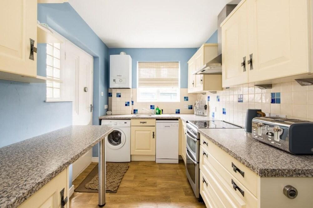 The Elmbridge Retreat - Adorable 3bdr Flat