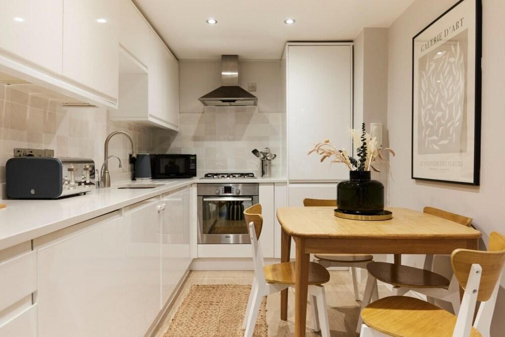 The Fichley Hideaway - Glamorous 2bdr Flat With Patio