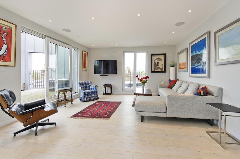 Fabulous 2 bed Penthouse Wimbledon