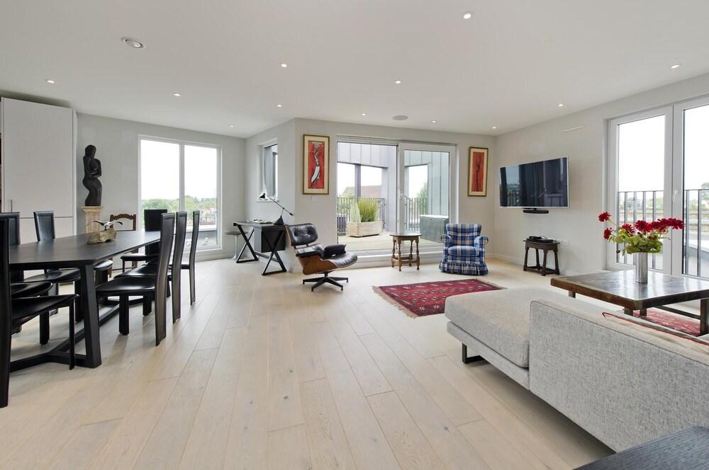 Fabulous 2 bed Penthouse Wimbledon