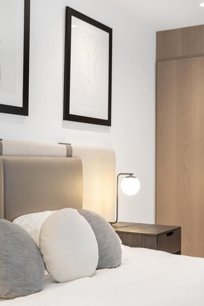 Luxury 2 bed Aptmnt in Converted School Building