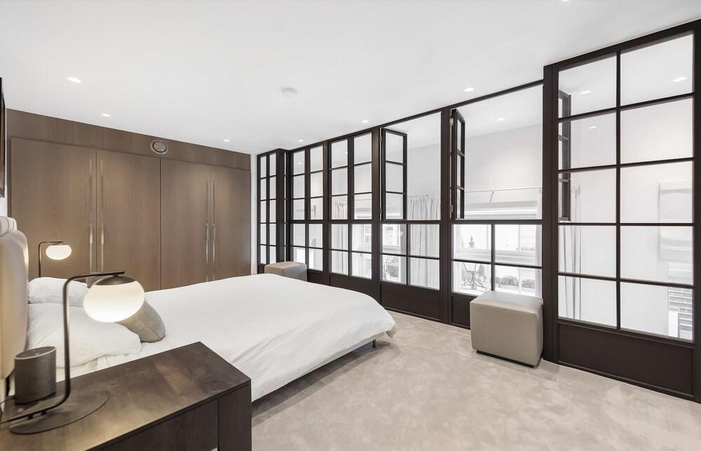 Luxury 2 bed Aptmnt in Converted School Building