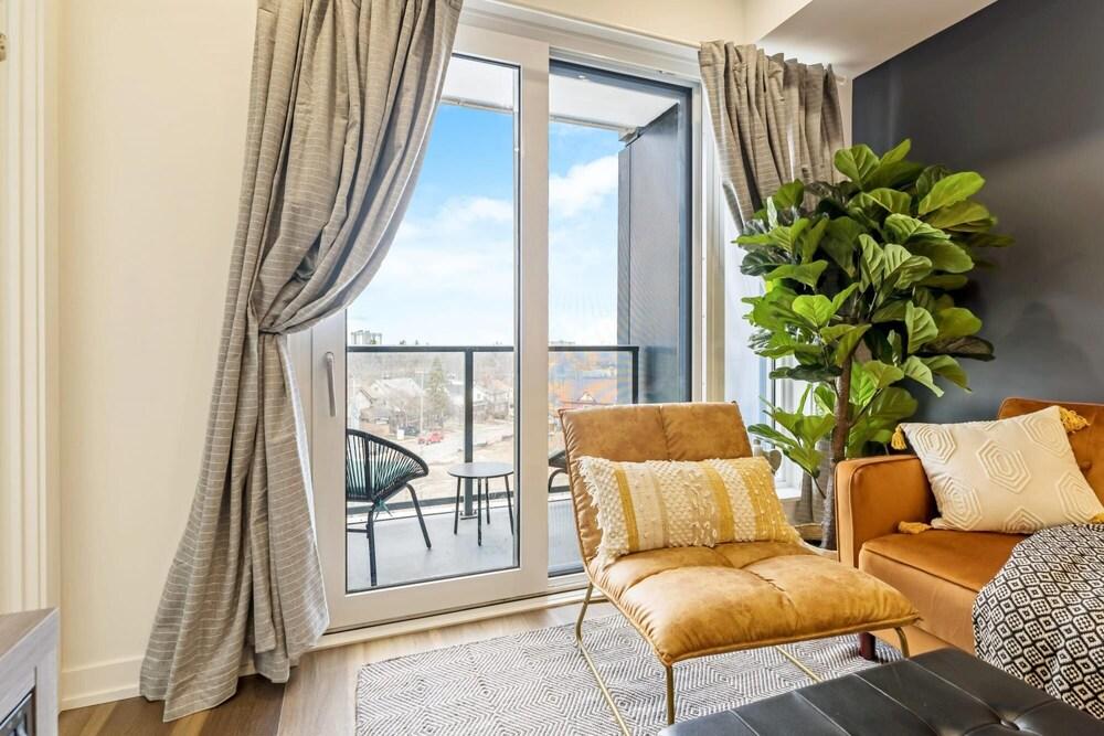 Stylish Downtown 1BR Condo - Superb Views