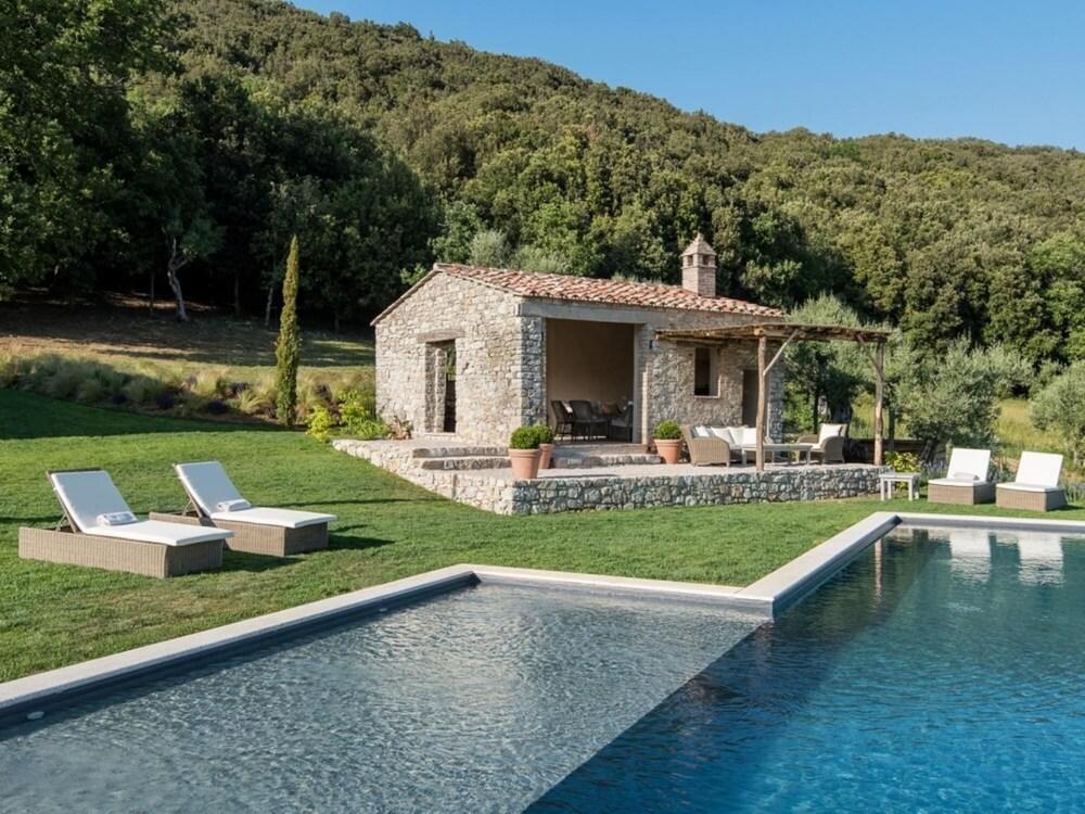 Luxury Villa Inside a Splendid Estate-villa Piuma