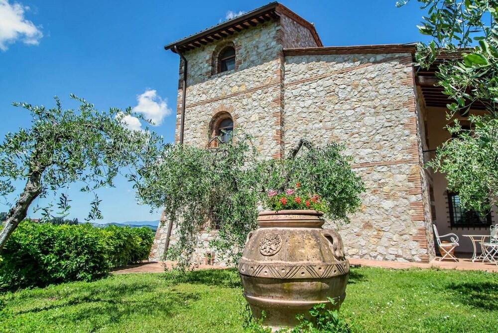 Lovely Villa With Pool in Splendid Panoramic Location-villa Roberta