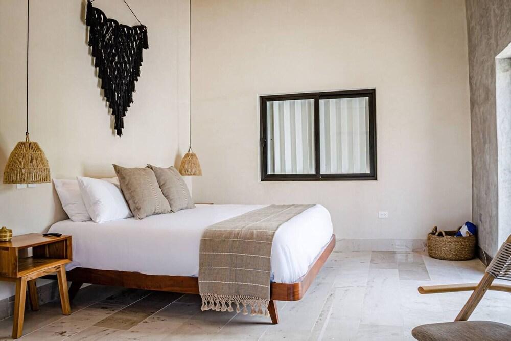 Modern 2 Bedrooms Apartment Steps From The Beach