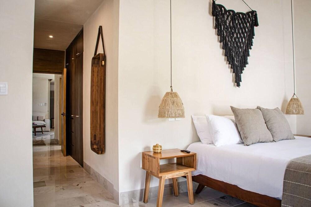 Modern 2 Bedrooms Apartment Steps From The Beach