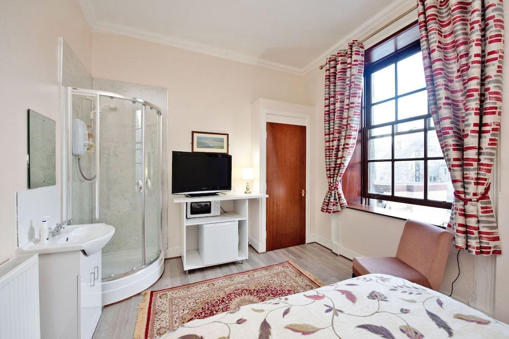 Grand Mansion, 9 Beds, Sleeps 17, Parking - Groups