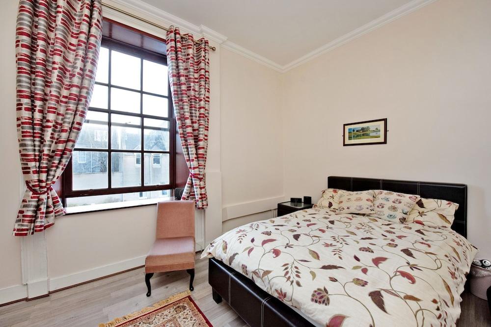 Grand Mansion, 9 Beds, Sleeps 17, Parking - Groups