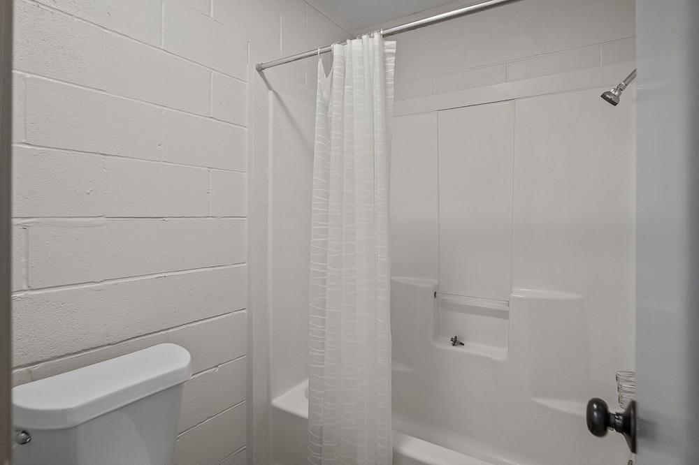 Axtons Bass City Lake Front Resort