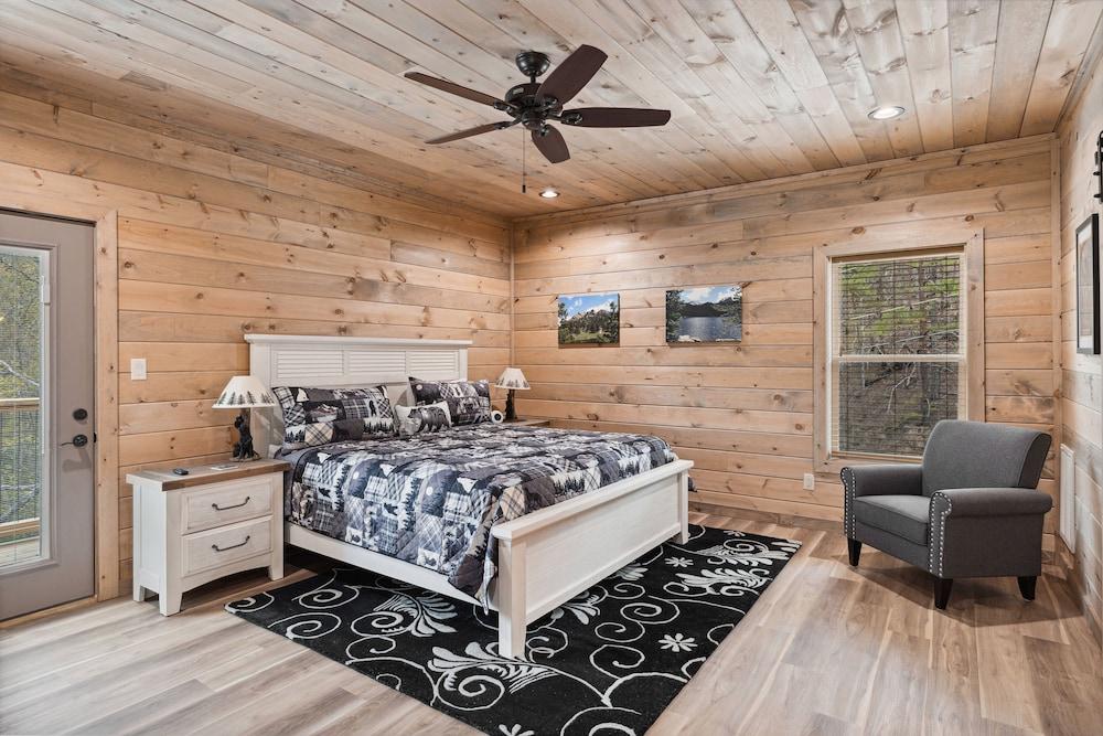 Stepping Stone 4 Bedroom Cabin by RedAwning