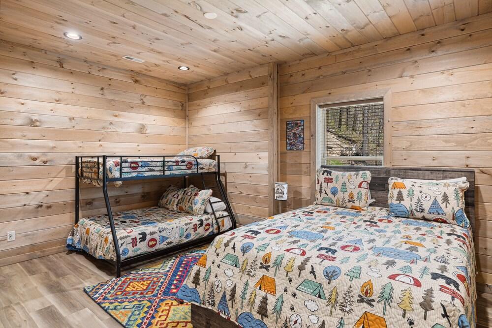 Stepping Stone 4 Bedroom Cabin by RedAwning