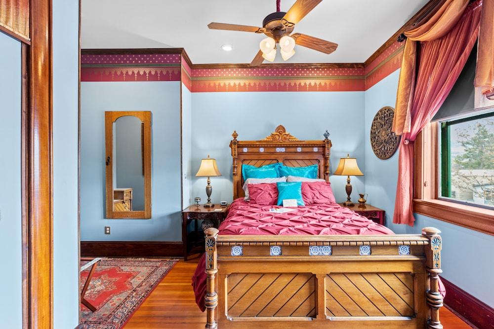 The Peerless Hotel by WanderLodges