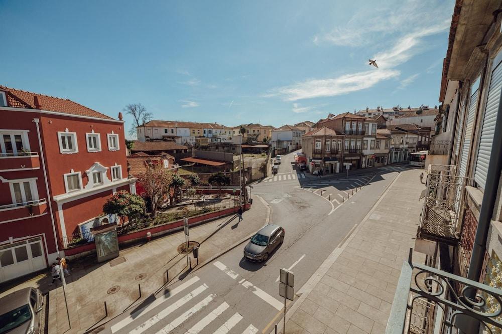 Modern Stylish Apartment I by Vacationy