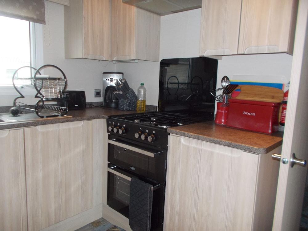 3 Bed Caravan - Sleeps 8 - Wifi - Parking