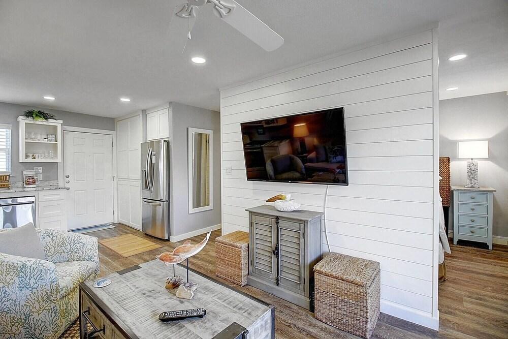 Bay Tree A5 Condo by Redawning