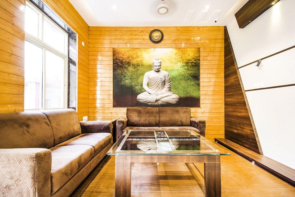 Fabhotel Rosewood Inn