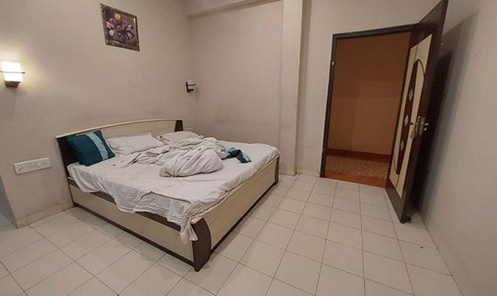 Fabhotel Shri Laxmi Palace